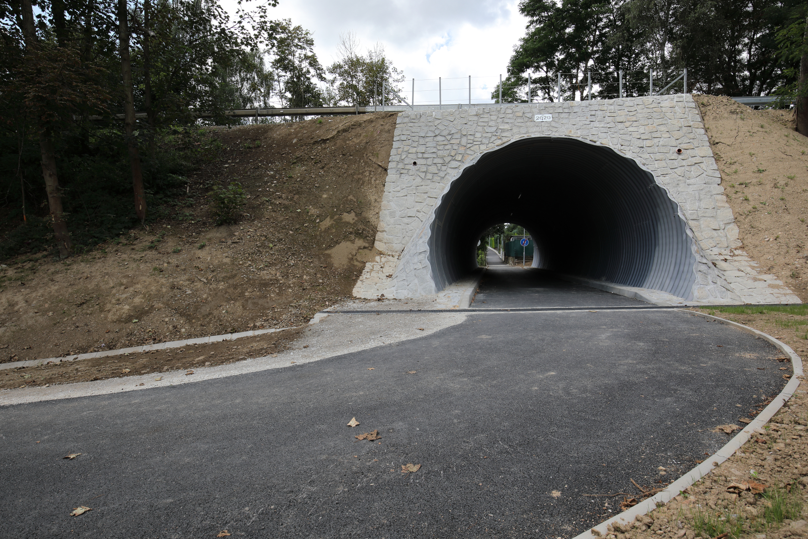 Výstavba stezky a podchodu pod silnicí I/3 ve Velešíně - Izgradnja cesta i mostova