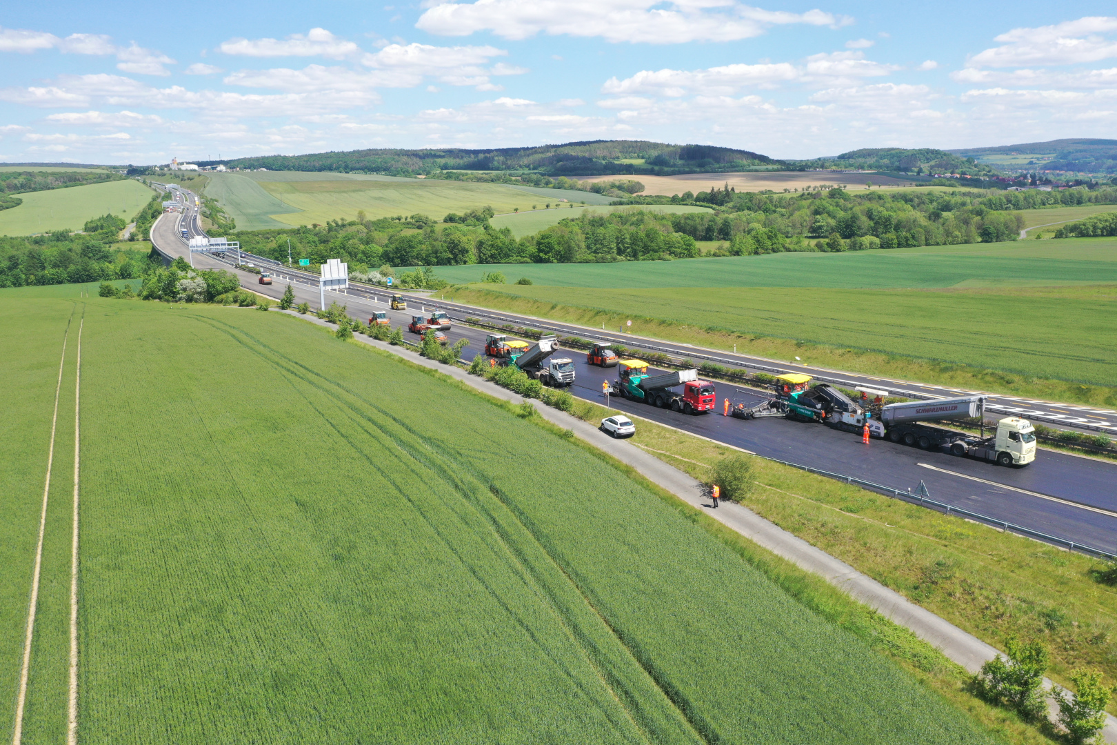 Dálnice D5 – oprava asfaltového krytu vozovky v km 67,330–76,570 P a 76,570–64,550 L - Izgradnja cesta i mostova