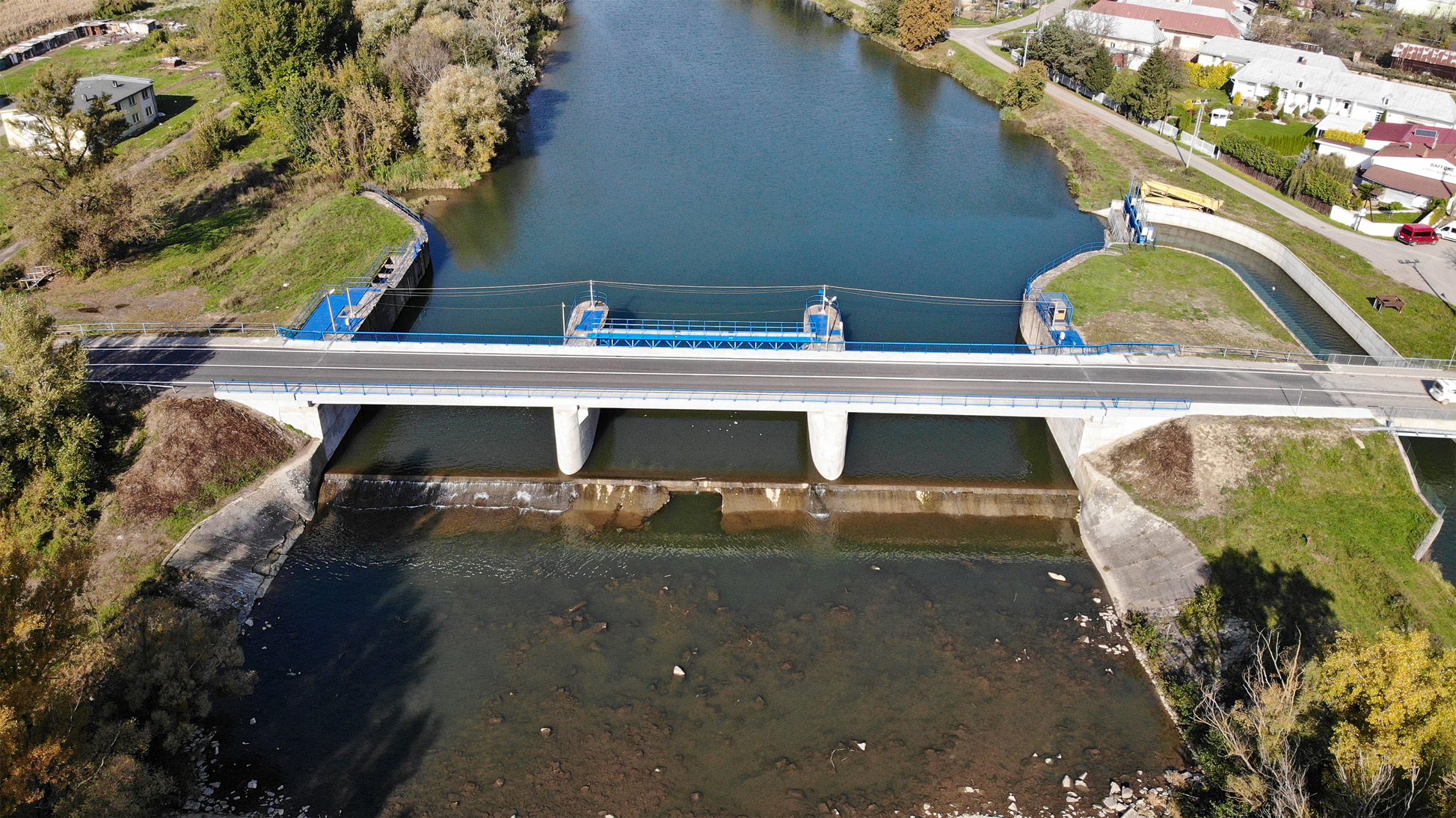 Výstavba mostov, Krivostany - Izgradnja cesta i mostova