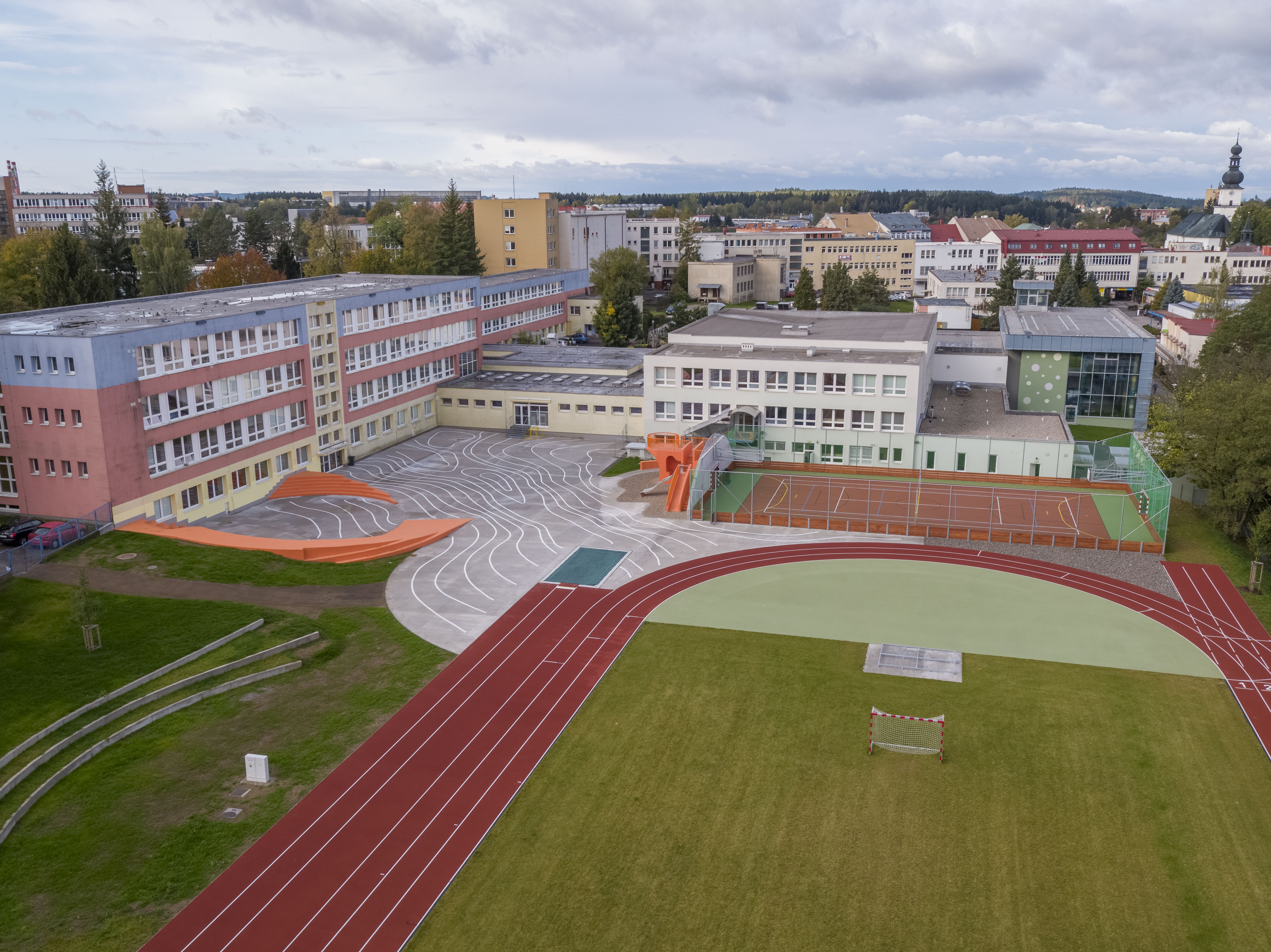 Žďár nad Sázavou – rekonstrukce sportovního areálu ZŠ Švermova - Specijaliziranost i stručnost