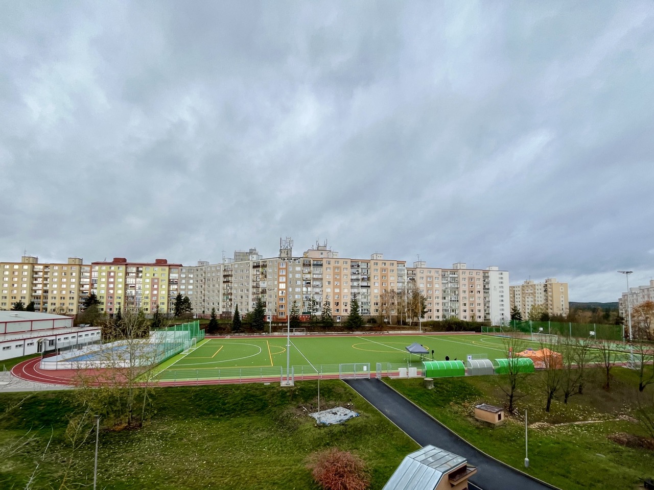 Rekonstrukce sportovního areálu ZŠ, ul. Kralovická, Plzeň - Specijaliziranost i stručnost