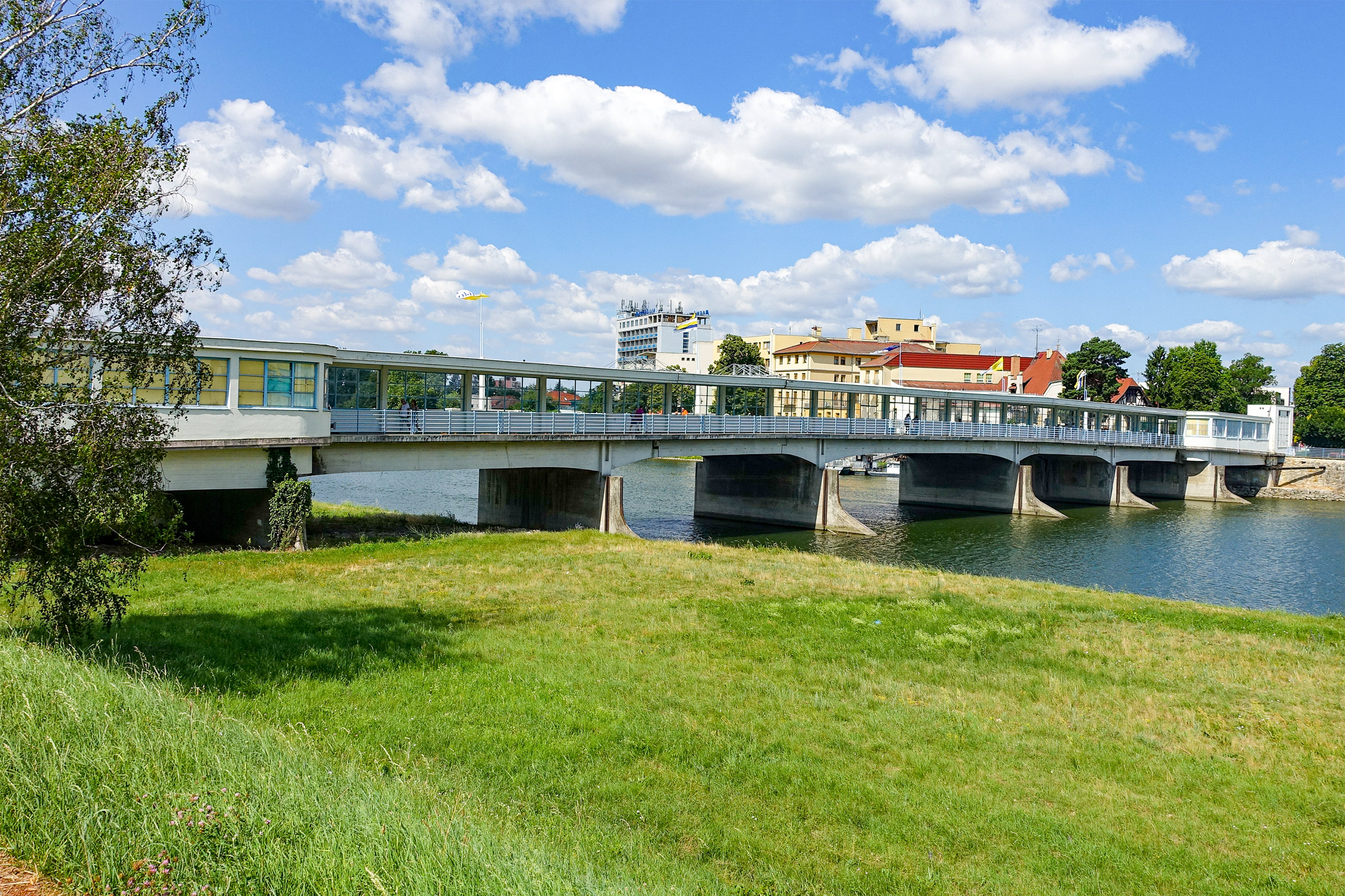 Brückenbau Kolonádový most, Piestany - Izgradnja cesta i mostova
