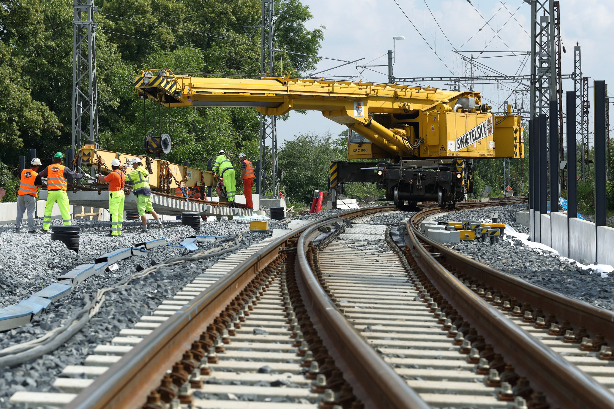 Obnova železniční stanice, Čelákovice - Izgradnja željezničke infrastrukture