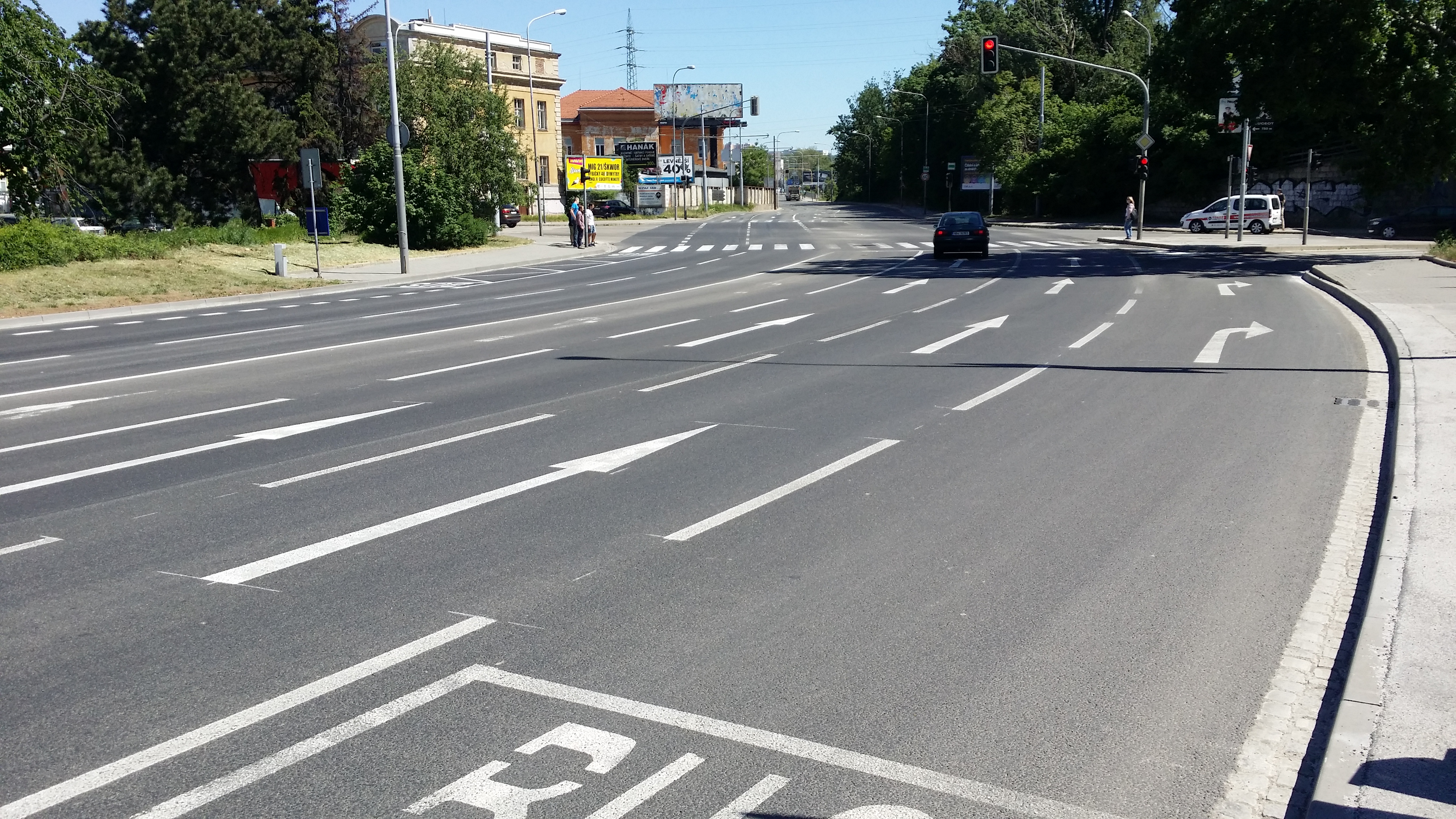Brno – oprava krytu vozovky, ul. Hladíkova - Izgradnja cesta i mostova