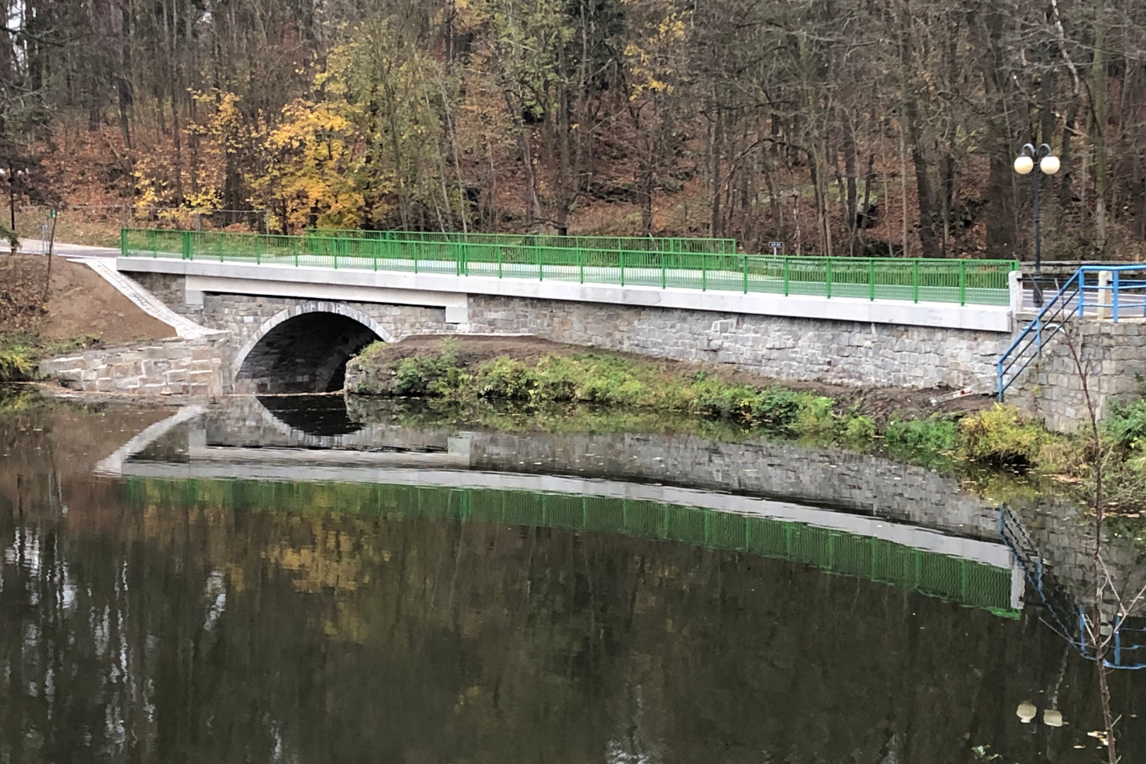 Kamenice na Lipou – oprava mostu na hrázi Zámeckého rybníka - Izgradnja cesta i mostova
