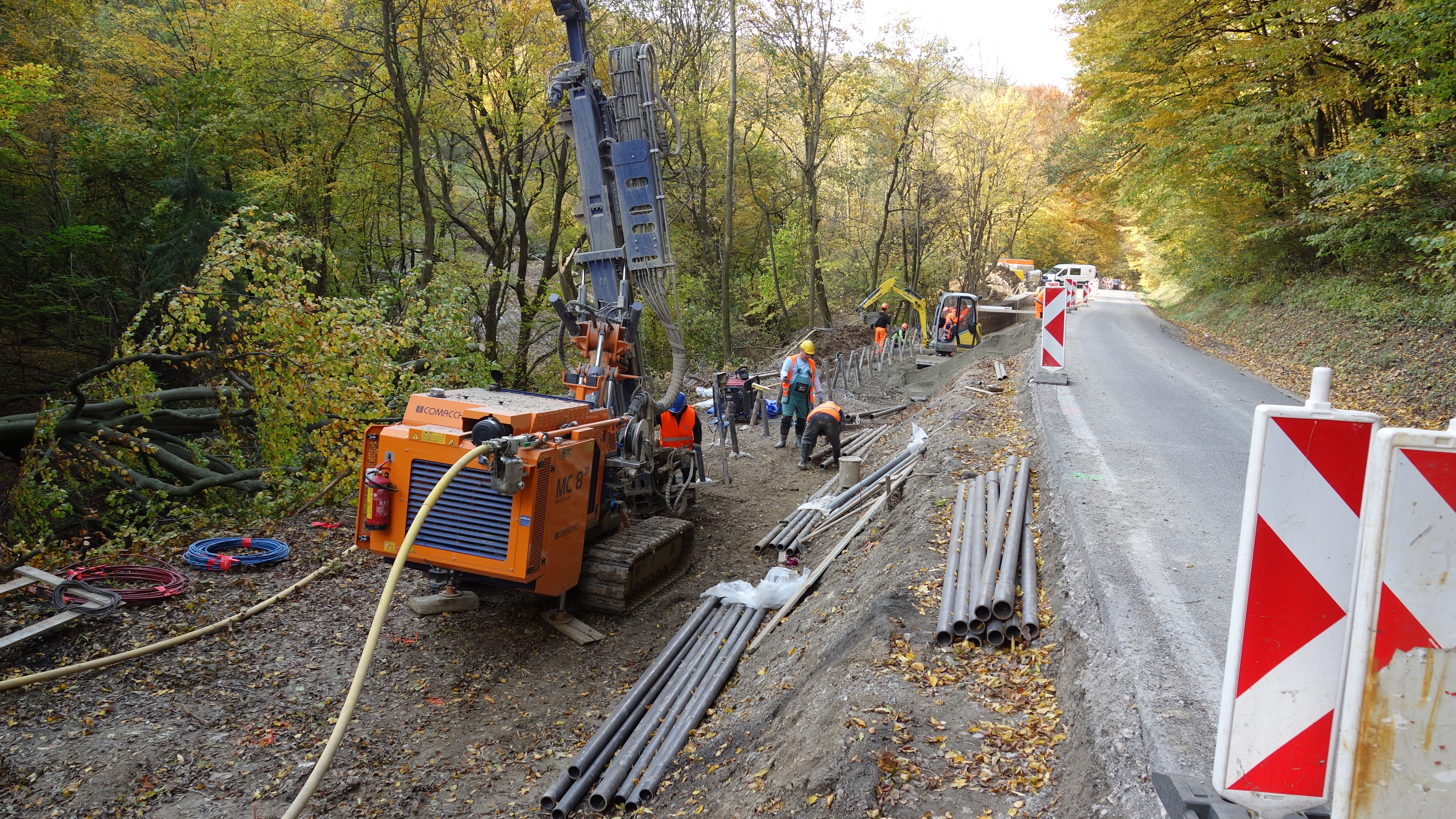 Stabilizácia cestného telesa kotevným múrom na ceste II/516 v km 5,909 - 6,209 (300 m) - Izgradnja cesta i mostova