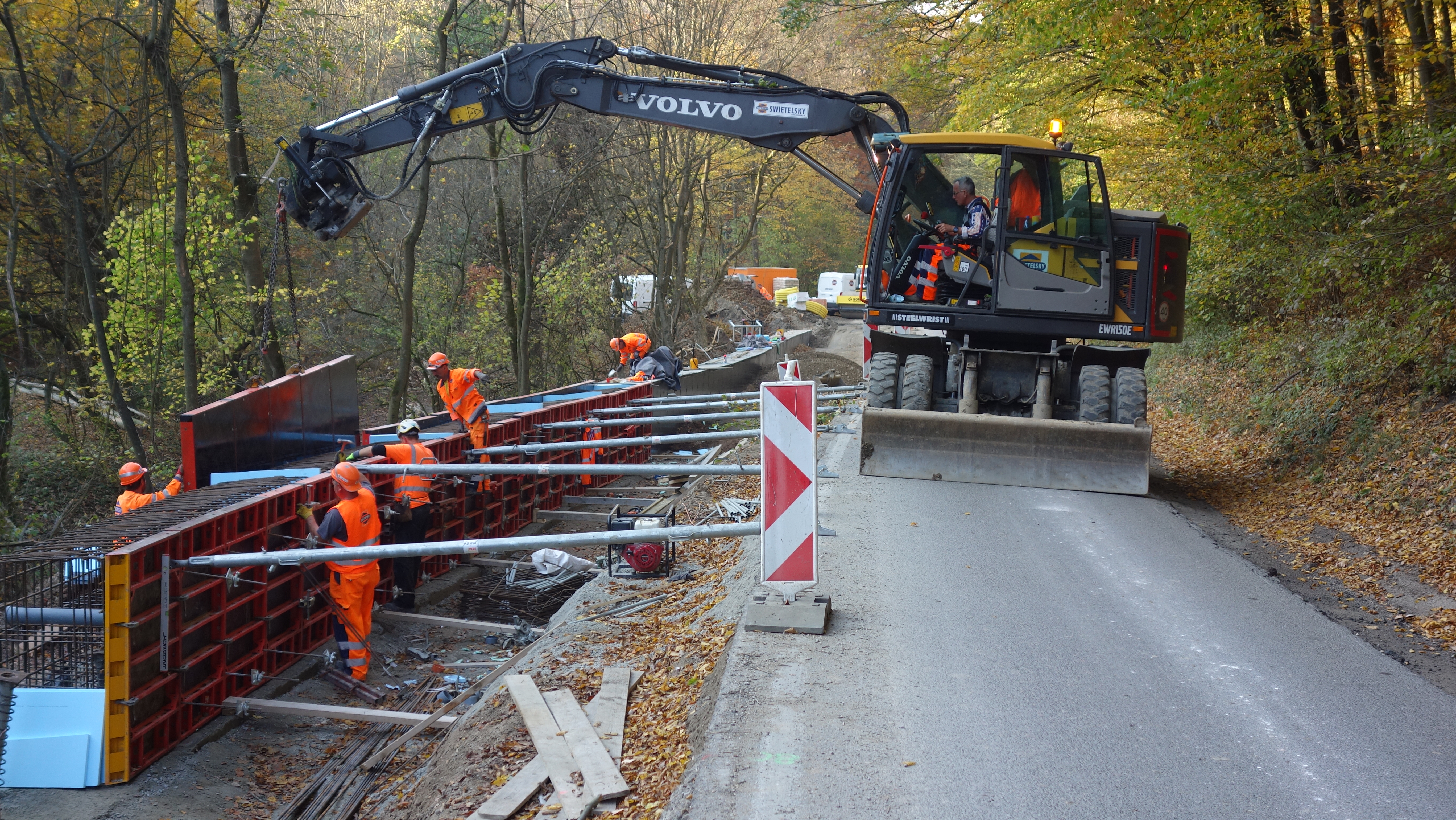 Stabilizácia cestného telesa kotevným múrom na ceste II/516 v km 5,909 - 6,209 (300 m) - Izgradnja cesta i mostova