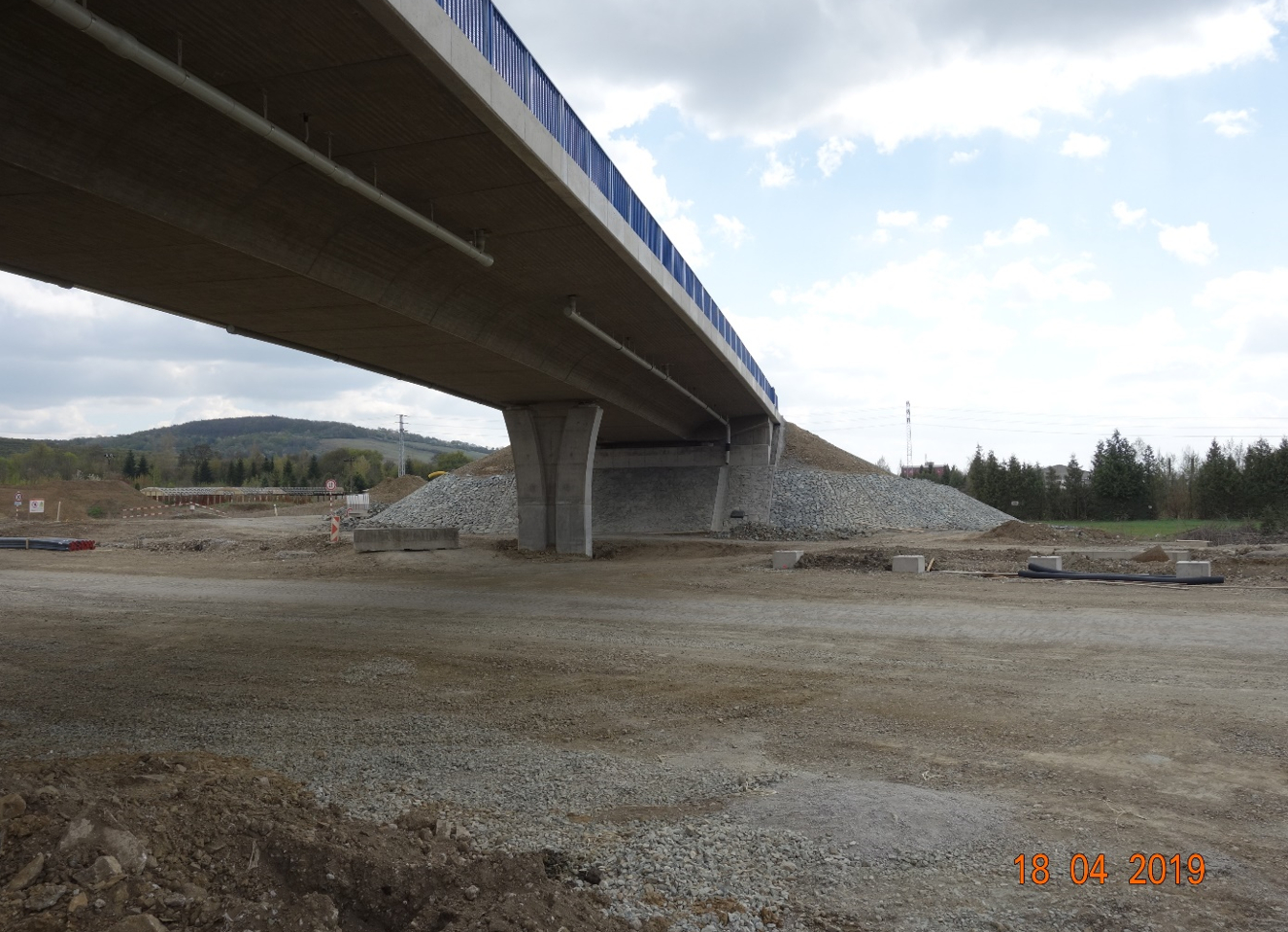 214-00 Most v km 7,240 na ceste III/050201 nad diaľnicou D1 Budimír - Bidovce (85,40 m) - Izgradnja cesta i mostova
