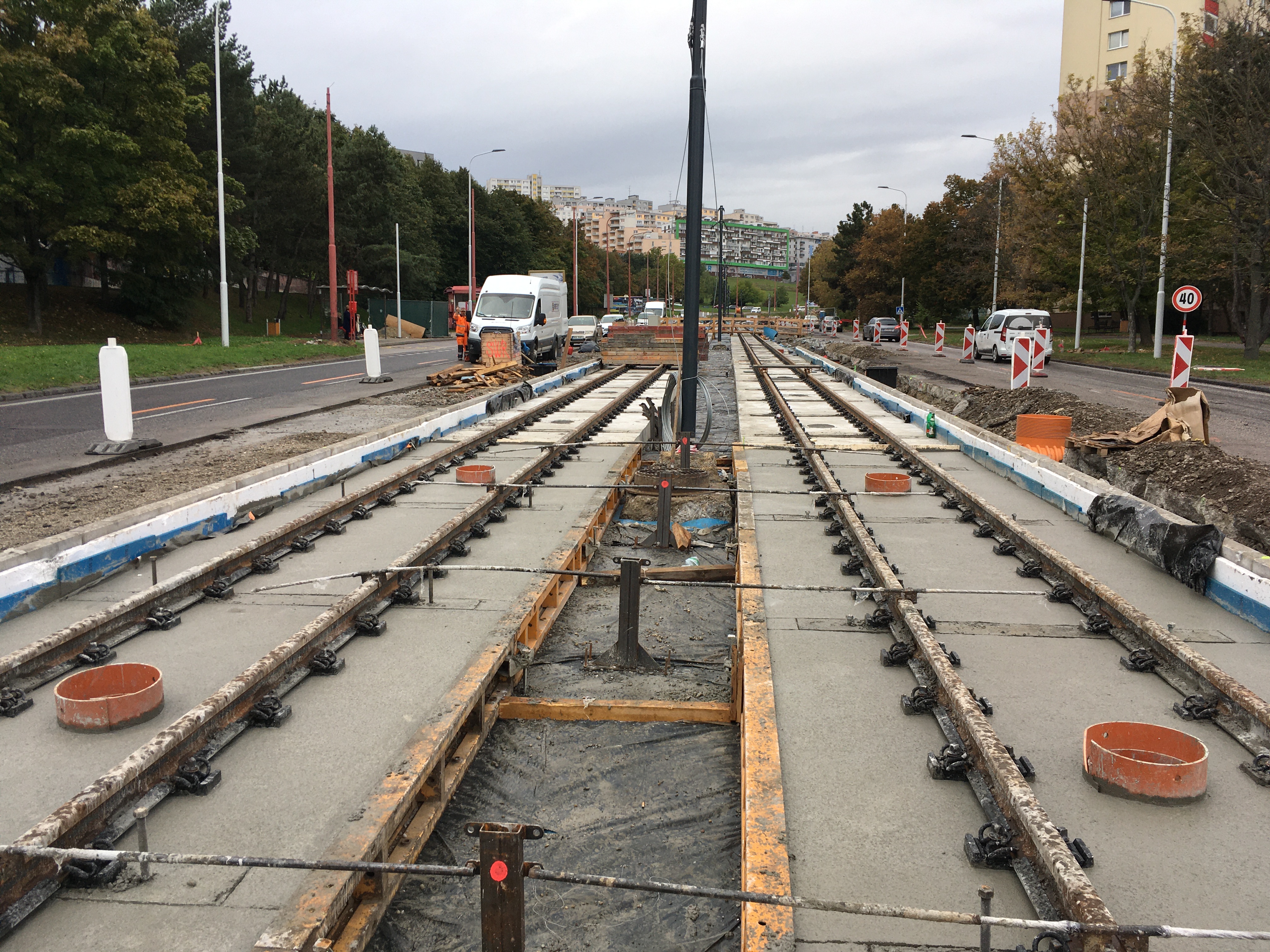 Tramvajová trať Dúbravsko-Karloveská radiála  - Izgradnja željezničke infrastrukture